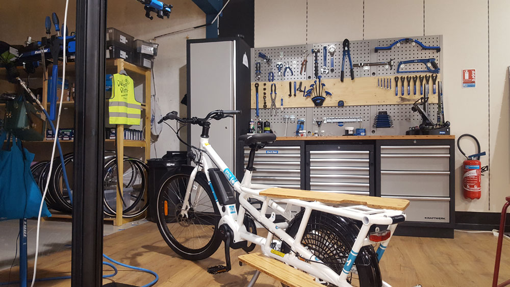 L'atelier du magasin de vélo "Les Vélos de Victor" répare tous les vélos cargos.